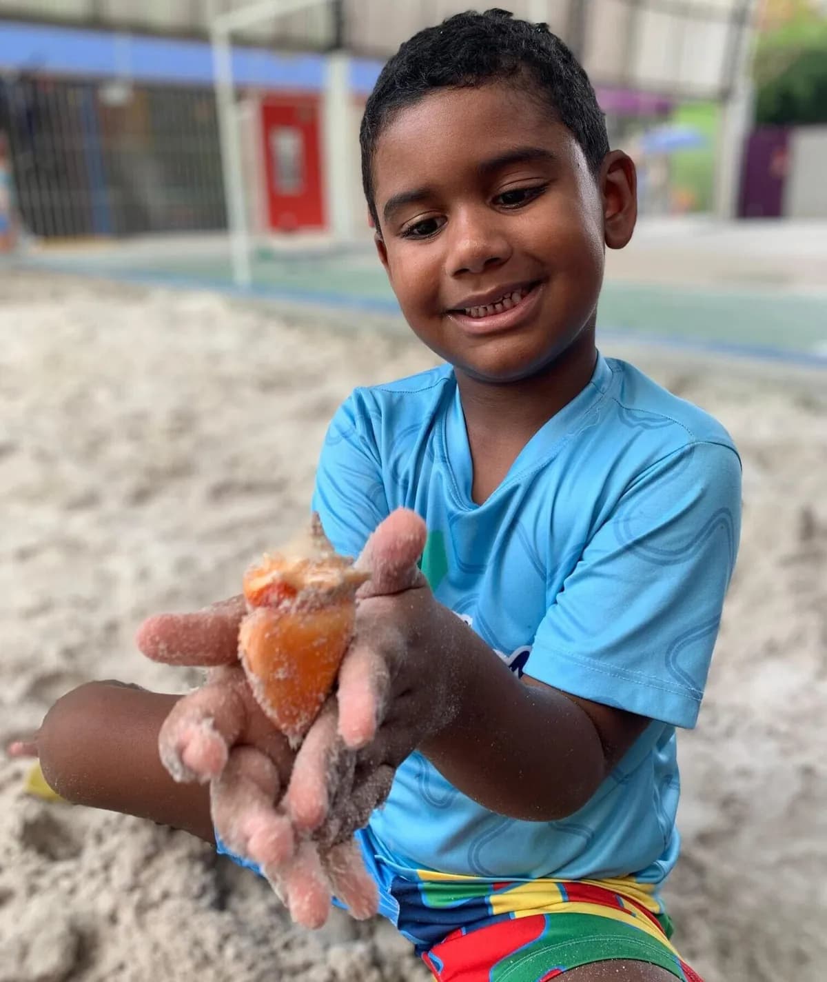 Criança brincando com areia em uma das unidades do Instituto do Autismo