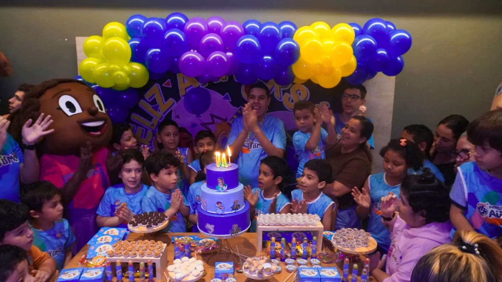Assistidos pelo Instituto do Autismo comemoram aniversário no Game Station